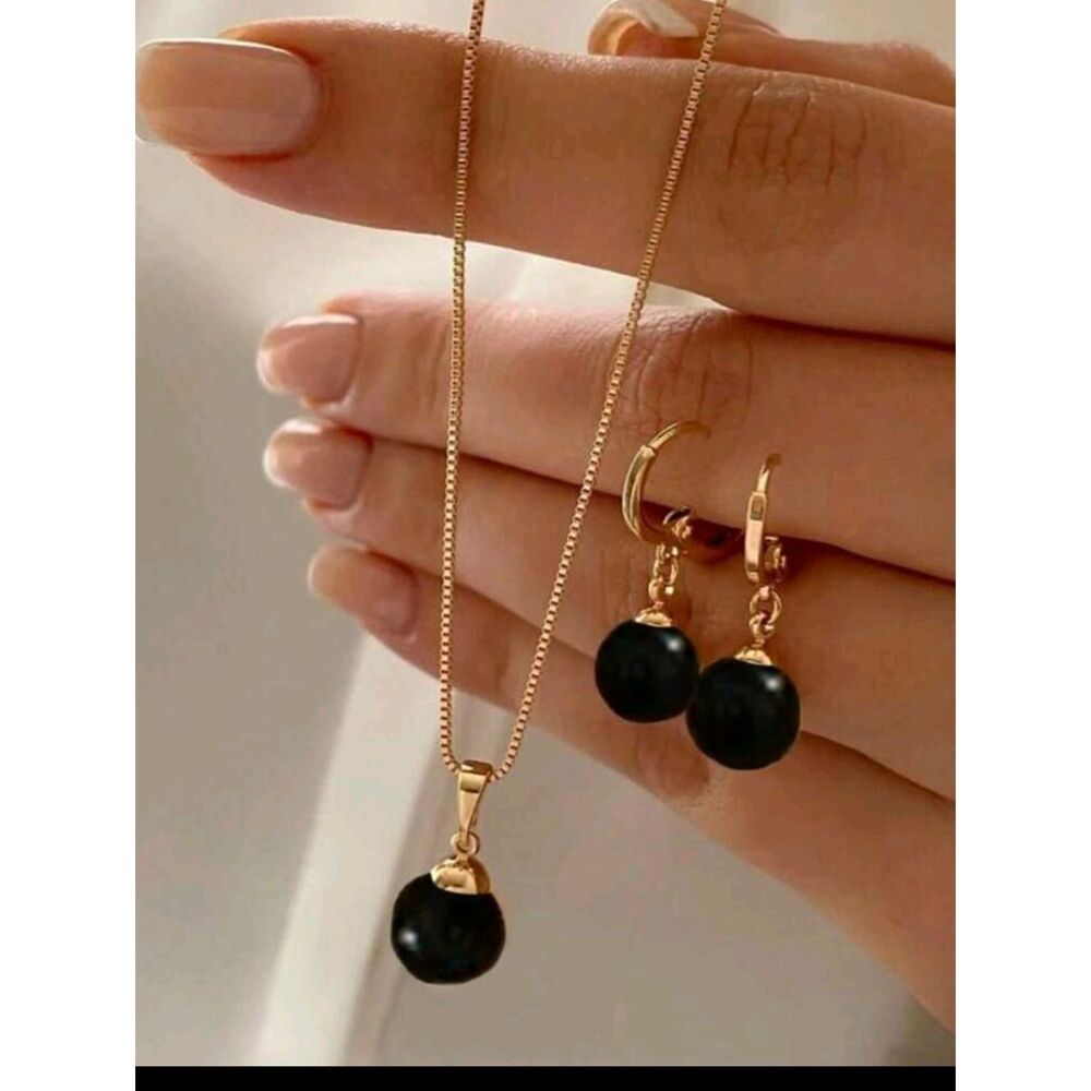 Gold Pearl Drop Necklace and Earrings - Black